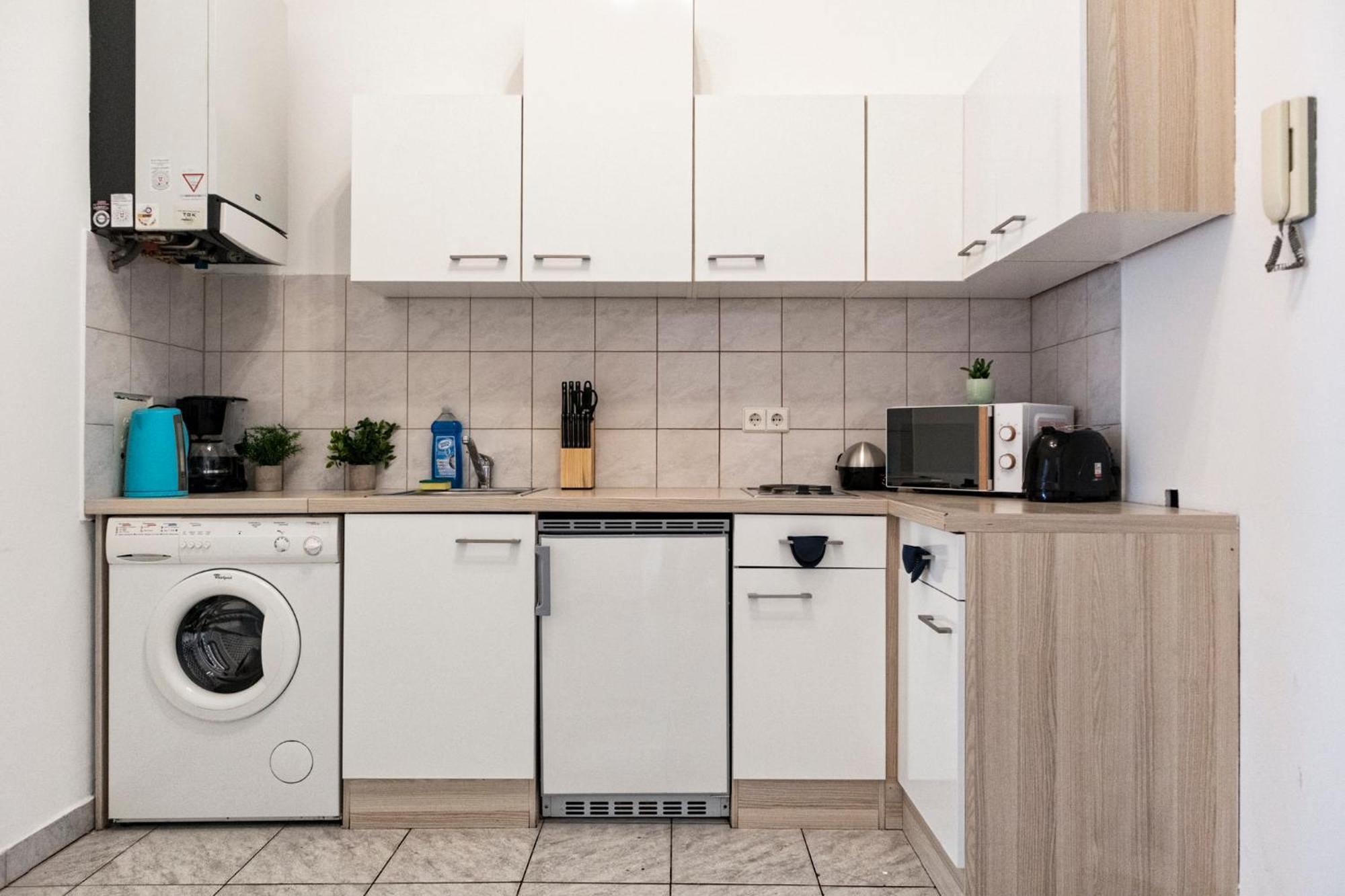 Prime Location & Peaceful Shared 2 Bedroom Apt With Backyard Vienna Exterior photo